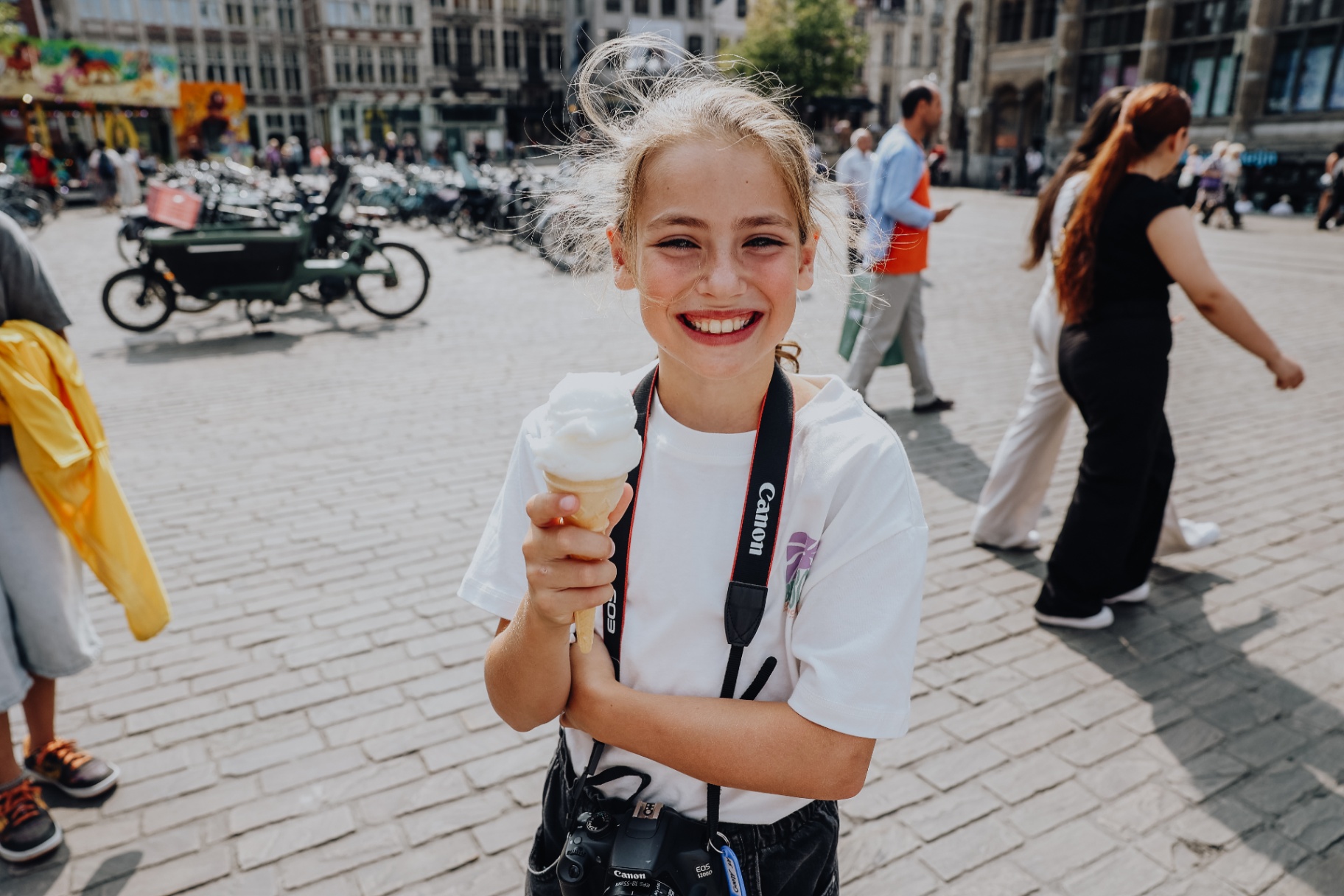 Jonge fotograaf met ijsje op de Grote Markt